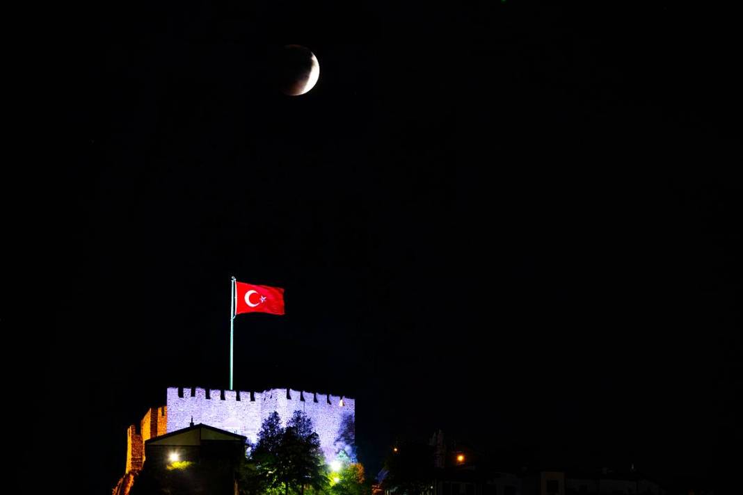 Doğa olayı mı, felaket habercisi mi? 'Kanlı Ay' tutulması ve bilimsel gerçekler 23